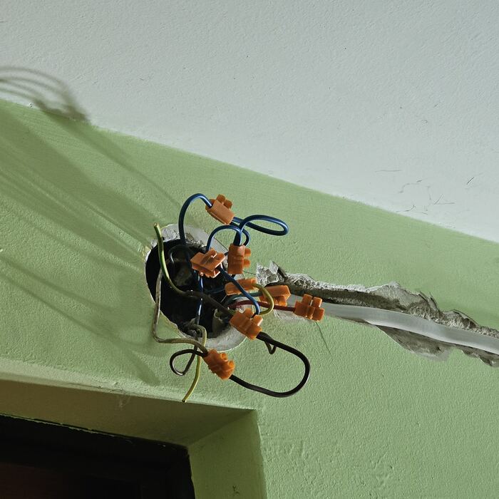 Puszka instalacyjna z lat 90