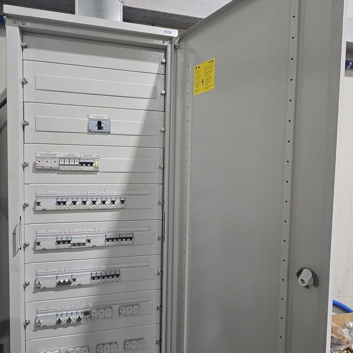 Duża rozdzielnia elektryczna w hali produkcyjnej