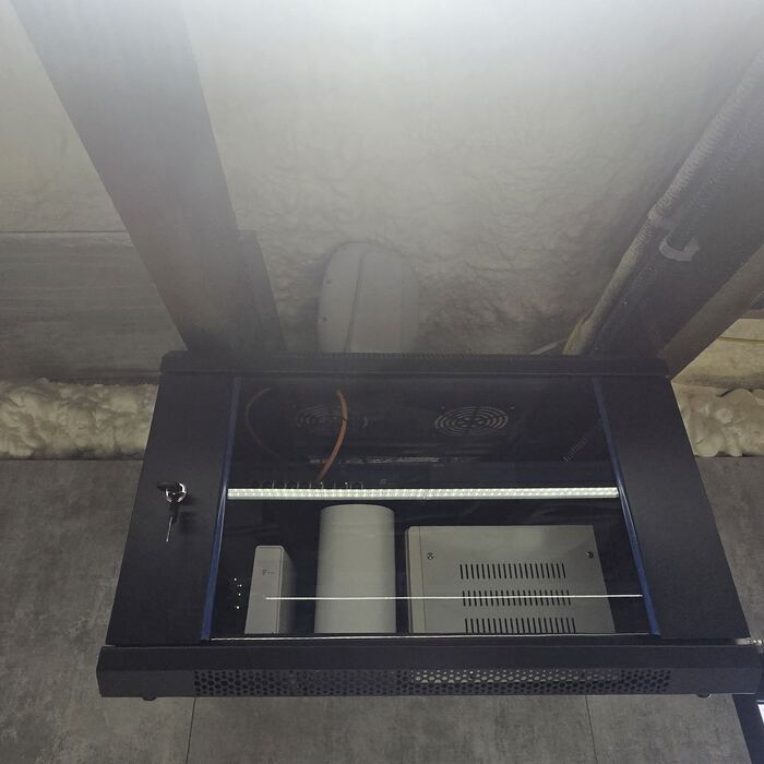 Mini-szafka IT pod sufitem z UPS i routerem