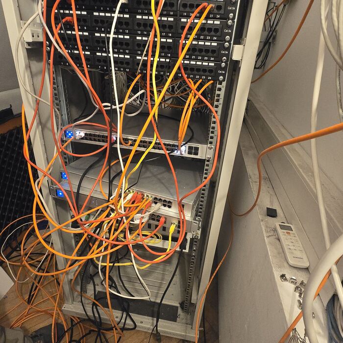 Szafa rack z patchpanelami i switchami