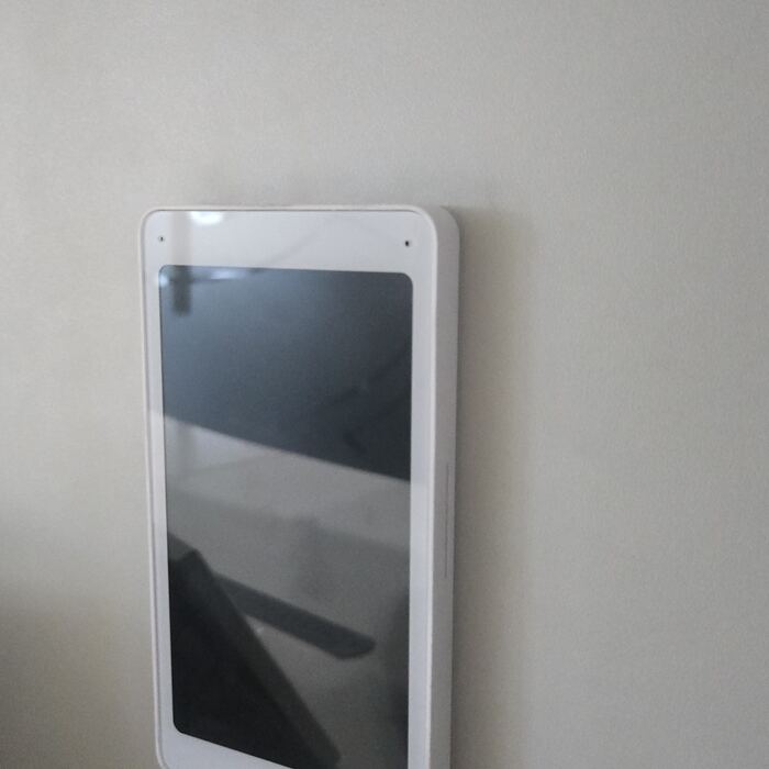 Panel dotykowy systemu smart home w ścianie