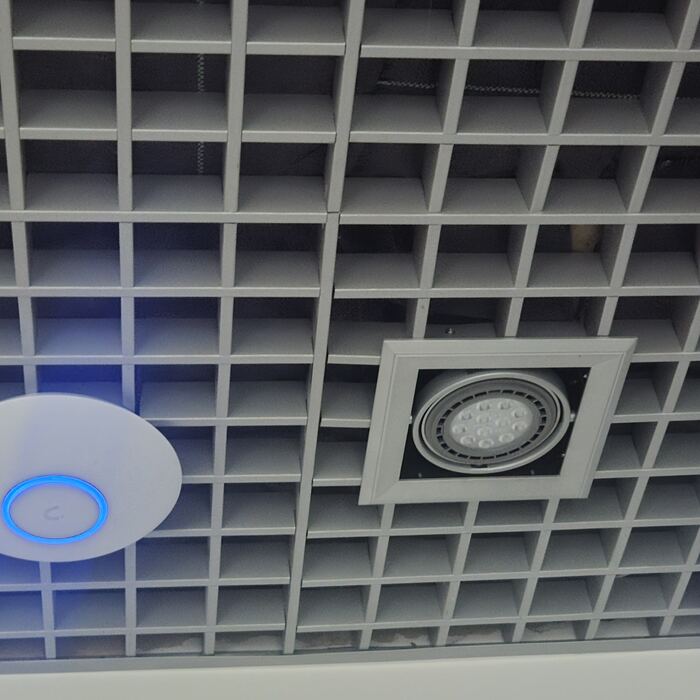 Sufit modułowy z access pointem UniFi, oświetleniem LED i kamerą IP